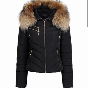 Hollies jacka  - Hej säljer min hollies jacka använd 3 ggr förra vintern. Ny pris 4999 kr säljer för 3000. Kan skickas 