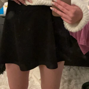 Svart kjol  - Jätte söt och fin svart kjol, aldrig använd då jag tyvärr inte gillar att bära kjol men jätte fin och sitter bekvämt 