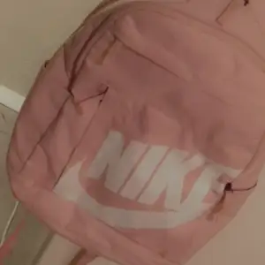En rosa skolväska elr gym väska som bara använt 2 gånger 
