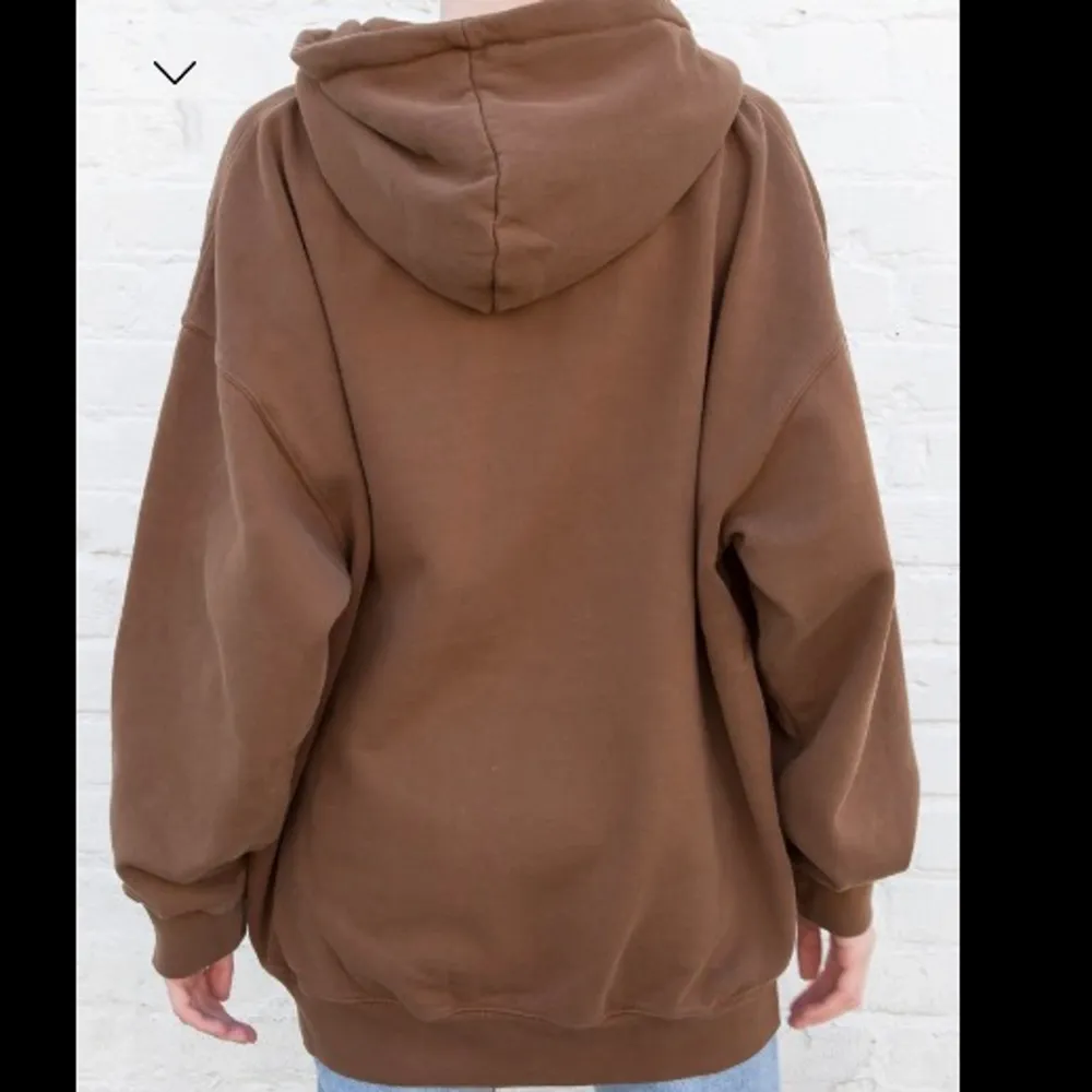 Säljer min älskade zip hoodie från Brandy då det aldrig kommer till användning längre:/ Den är oversized och därav väldigt varm och skön. Använd ibland men absolut inga defekter! Köparen står för frakten💕. Hoodies.