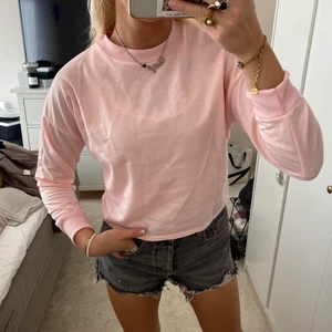 Tröja - Kortare rosa collegetröja i ganska tunt material