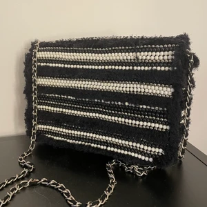 Väska från Zara - Superfin väska från Zara💓 Den lilla påsen med extra pärlor ifall några ramlar av finns kvar!