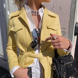 Gul kavaj  - (Första bild lånad) Säljer denna jättefina gula kavaj från mango, köpt på rean för 499kr💛 helt oanvänd med prislapp kvar därav kanon skick! Köparen står för frakt🌟