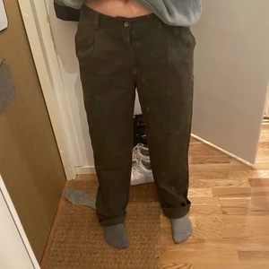  jeans - Militär gröna jeans med en lite mer baggy passform. De sitter ganska lågmidjat på mig. (För referens är jag 166)❤️