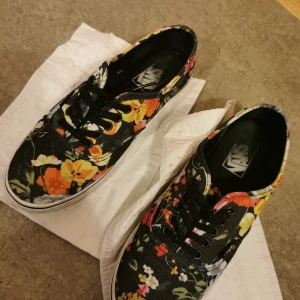 Blommiga Vans slip ons  - Köpte dessa på secondhand för några år sen. Har använt dom en del men dom är i bra skick. 