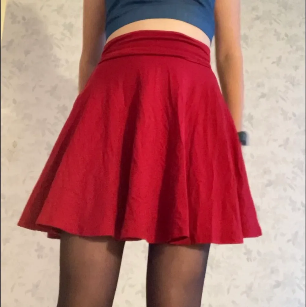 Söt kjol från Ginatricot som aldrig använts. Hoppas den kan få ett nytt hem ❤️. Kjolar.