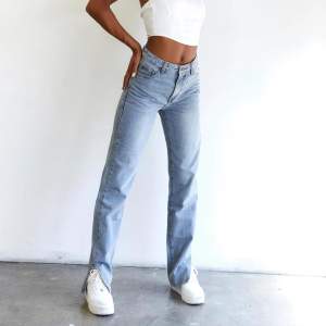 Säljer dessa blå jeans från princess polly med slits, passar en (ca) 36a👍🏻 så så fina och säljs då de är lite lite lite stora på mig🥰 Gör av er vid frågor, skickas spårbart❤️ Storleken står ej i byxorna men de passar modellen på bild 3 som ofta har 34-36 i zara jeans!