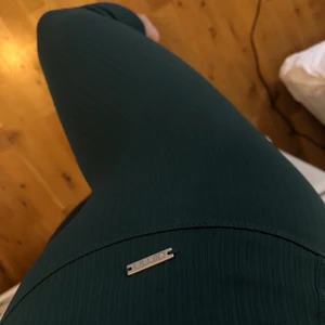 AIMN’ träningstights - Sparsamt använda. Metallbiten med loggan har vid ett tillfälle lossnat på ena sidan, är diskret tillbakasydd med tråd i samma färg som tightsen. Havsturkos/blågrön färg. Storlek S, passar även M. Modell: ribbed seamless 🖤