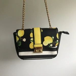 Väska med citronmotiv - Axelväska med citronmotiv. Inköpt i Krakow. Använd men i gott skick. Lite slitage som syns på bild 3. 