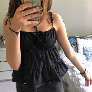 Trendig topp från hm - Säljer denna slutsålda svarta toppen från hm storlek 36 då den aldrig används. Köpt för 150kr tror jag kommer inte riktigt ihåg. 