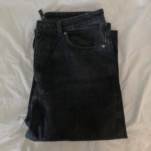 jeans från Weekday i modellen Row & färgen echo black! Sparsamt använda så de är i bra skick💫 Weekday storlek 33/32 (33=midja & 32=längd)