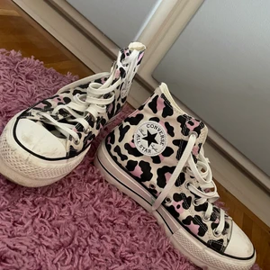 Converse - Jätte fina converse med leopardmönster som tyvärr inte kommer till användning, hittar såklart inte storleken🙃, men de passar mig så skulle gissa på att de är storlek 38 eller 39. Använda 1-3 gånger. 350kr+frakt, köpta för 700kr✨🌸🌸