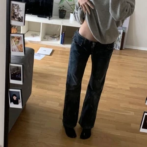 Vintage lågmidjade crockerjeans  - äljer dessa vintage lågmidjade crocker jeans😍😍 w:30 L:30 såhär sitter dem på mig som har xs, lite stora men funkar att knyta ett snörre eller skärp och man är en xxs/xs/s 🤍 byxorna är ljusare än bilderna, färgen visas bäst på andra bilden där man ser hur den sitter bak🤍 kan mötas upp i Jönköping annars betalar du frakt