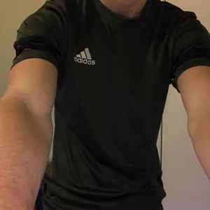 Adidas T shirt strl S - Skön tränings tröja i mörkgrönt 