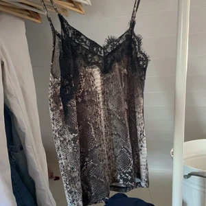 Zara topp strl S - Bra skick, knappt använd.