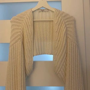 Kofta - Aldrig använd ifrån nakd. Gräddvit