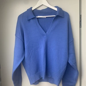 Stickad zaratröja  - Nu säljer jag min slutsålda stickade tröja från zara som aldrig är använd💙 Storlek L men sitter mer som M. (Sista bilden är lånad)😇