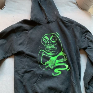 Billie eilish  - Svart men grön grej och text 