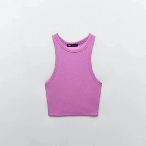 Zara topp - Säljer stilrena linnen från zara💜🖤 de är croppade och lite ribbade! Säljer både lila och svart! Om man budar i budgivningen så budar man för den lila och man vill buda för den svarta så skriver man en vanlig kommentar. Båda buden börjar på 30kr!💓 båda är i storlek S