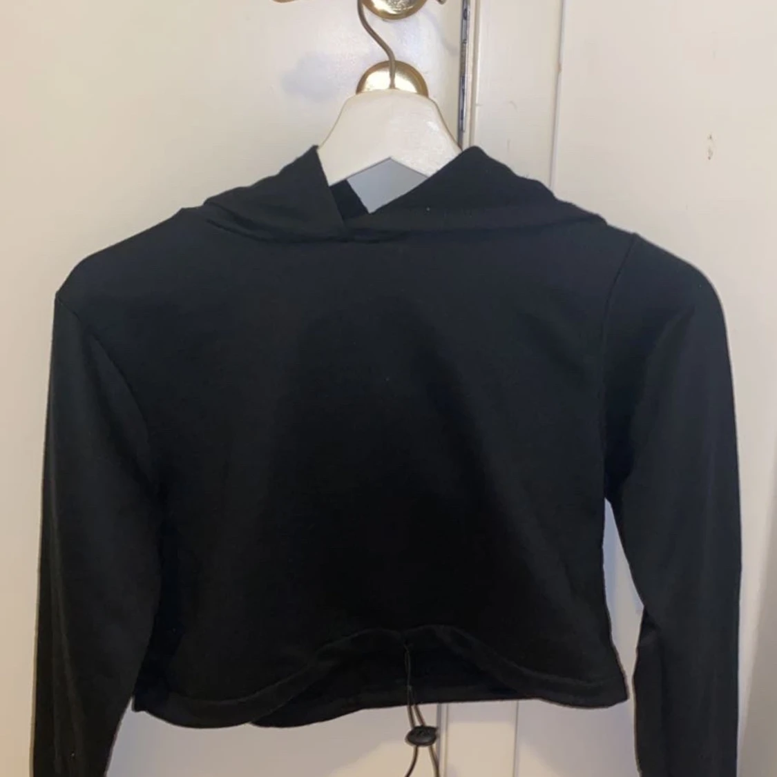 Croppad svart hoodie