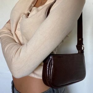 Väska - En superfin brunvinröd väska i krokodilmönster med gulddetaljer 