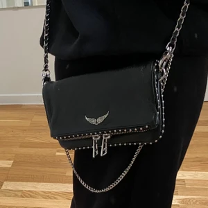 Zadig Voltaire väska❤️ - Säljer min zadig väska pga. Att jag har två. Den är ny och utan några skador och aldirg använd. Buda görs privat och för fler bilder eller mer info kom privat. ❤️ Kan köpas direkt för 1800❤️