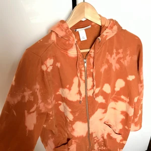 Zipup hoodie från monki  - Supersnygg hoodie/luvtröja med dragkedja från monki. Köpt second hand så använd men har myyycket mer att ge, jag kan inte se några skavanker på den! Sitter lite snyggt oversize på mig som är en S.