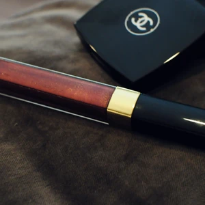 NYTT! - CHANEL läppglans GLOSSIMER LÉVRES nr 16  - Läppglans från CHANEL ”GLOSSIMER FOR LIPS, nr: 16 EQUINOXE” självklart garanterat äkta, det är oanvänt, helt nytt.