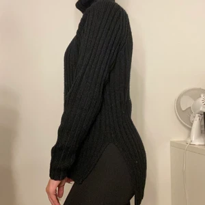 Stickad tröja - Säljer denna svarta stickade tröja från Gina tricot då jag knappt använt den. Den är lite längre och sen slits på båda sidorna. Storlek XS. 80kr + frakt