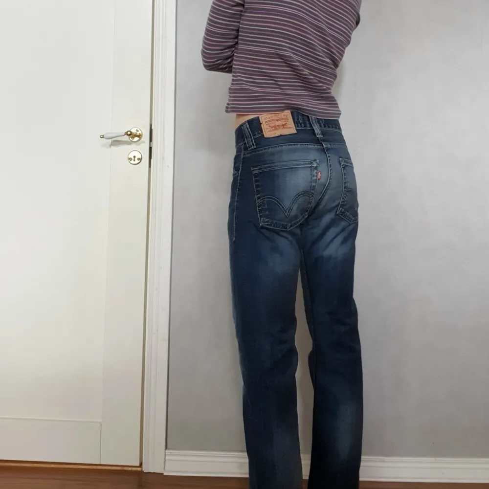 Sjukt snygga jeans som tyvärr är lite korta på mig som är 1,77. Lite små i storlek (jag brukar ha 26 eller 27 som referens). . Jeans & Byxor.