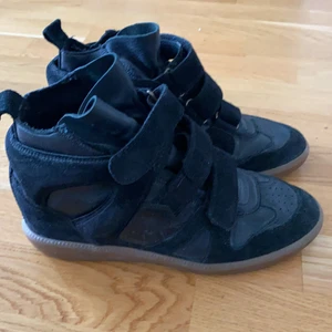 Isabel Marant skor - Säljer dessa superfina Isabel Marant som jag köpte på plick i våras. Kostar ca 5000kr i butiken köpte för 1500kr på plick💞 Säljer för 500kr❤️‍🔥 Fint skick i storlek 39. Bud på 700