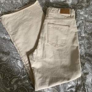 Ljusa raka jeans  - Helt nya bara testade, lapparna sitter kvar. Det är en petite modell och jag som är 160 tycker det är den där perfekta längden :)                                                                   Samfraktar gärna om du blir intresserad av något annat på min sida ;)
