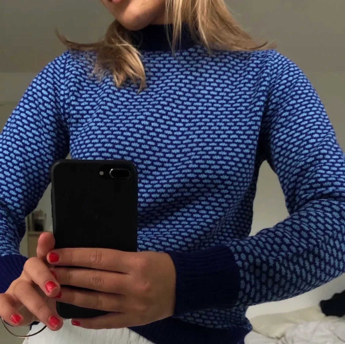 blå stickad tröja