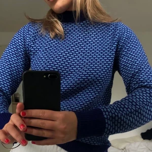 blå stickad tröja - Säljer denna assnygga tröja då jag behöver penhar haha❤️ Köpt för 400 och Startar på 150kr❤️❤️