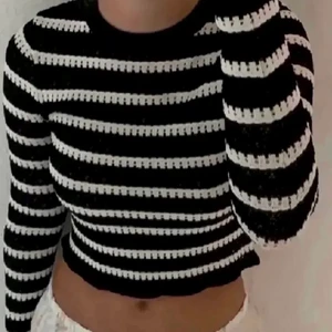 Randig tröja  - Super snygg eftertraktad randig tröja från zara. Säljer den eftersom jag inte får någon användning av den. Använd 4 gånger och i superfint skick. Kan mötas upp i stockholm eller frakta. Är fler intresserade kommer jag starta en budgivning💕💓💞 högsta bud 220kr💕