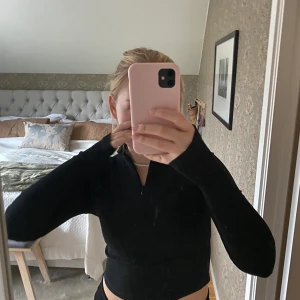 Shein topp - Svart långärmad topp från Shein. Den är kroppad och har en dragkedja på framsidan. Materialet är lite ribbat. Liknar en polotröja i modellen om dragkedjan är ända uppdragen 💗 Aldrig använd