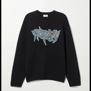 Stickad graffiti tröja - Stickad tröja med as balt tryck på! den är från weekday och säljer eftersom jag intr använder! nyskick! 