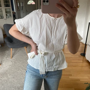 Topp - Säljer den här ursöta toppen med knyte i midjan!! I storlek 36, köparen står för frakten💕