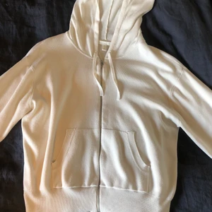 Kofta - Vit kofta från Hm, aldrig använd! Storlek L men passar mig som vanligtvis har storlek S, köparen står för frakten 