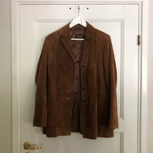 mockajacka - brun jacka/kavaj i mocka material. Funkar som kavaj ovanpå en skjorta eller som en jacka ovanpå en stickad tröja! Strl 40, passar en S-M beroende på önskad passform.