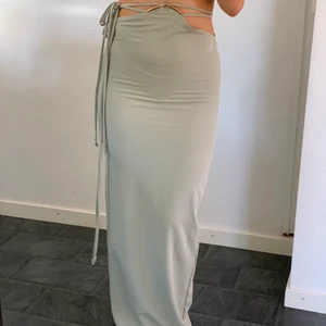 Kjol från FashionNova  - Finaste kjolen från FashionNova. Split och knytning vid midjan, liten gulddetalj. Lapp kvar! Står S men den är lite liten så skulle säga mer xs-s, beroende på kroppsform. 