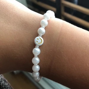 Smiley Armband - Jätte fint handgjort armband! smileyn finns i 3 andra olika färger än så länge, rosa,grön,guld och blå! 