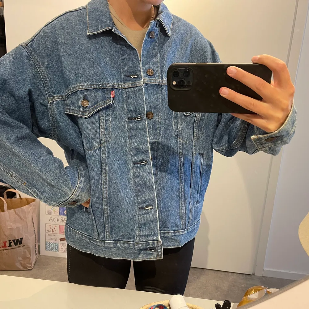 Inköpt från usa, när jag köpte den stod det storlek XL och jag är 177 och den sitter oversized på mig . Takit.