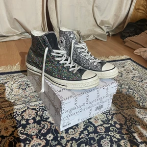Glitter Converse Jw Anderson - Lite smutsiga, annars inga defekter. Har använts sparmsamt. Storlek 45