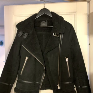 Vinter jacka - Svart vinterjacka från Zara i mocka med skinndetaljer! Använd fåtal gånger!🥰 (Köparen står för frakten)