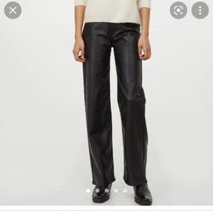 H&M skinnbyxor  - Superfina skinnbyxor från H&m som är inköpta i våras för 350kr, säljer för 270kr och de är i nyskick. Kom inte till användning mer än kanske 3 gånger. ❤️ storlek 36, passar även en 34a ❤️