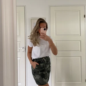 Militär kjol - Väldigt snygg kjol med ”bälte” i midjan som passar bra till en skinnjacka med en simpel t-shirt 🙌🏼 Kommer tyvärr inte till användning för mig men hoppas den passar bättre i din garderob!! Mycket bra skick🌟