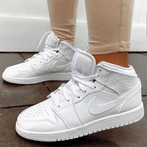 Jordan 1 mid White  - Jordan 1 mid White   Tillgänglig i storlekar⬇️  • EU39  • Pris: 1399kr Fri frakt   • Skick: DS/Oanvänd   • Vi nås genom dm för eventuella frågor eller funderingar!  • Flera bilder fås via dm  #erisneakers 