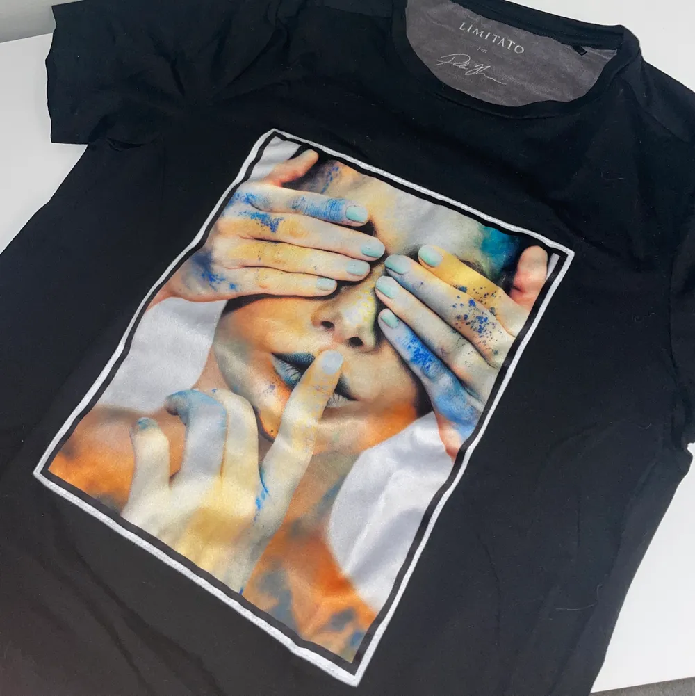 Riktigt high-quality t-shirt från Limitato. Bilden är gjort av ett mjukt material som gör att bilden aldrig missfärgas eller spricker (se bild). Endast använd en gång! Originalpris: 1000 kr. ❤️‍🔥. T-shirts.