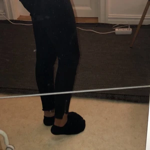 Svarta jeans med dragkedja nere vid bene - Lite stora vid midjan men sitter jätte bra ner till, aldrig använda (har bara testat)